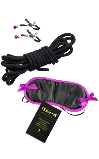 Sexspel för par med kort och uppgifter, Tease Me Game, liggande på ett bord med romantisk och lekfull känsla